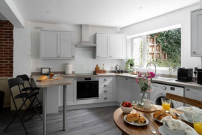 Classy two bed home - close to town centre & beach